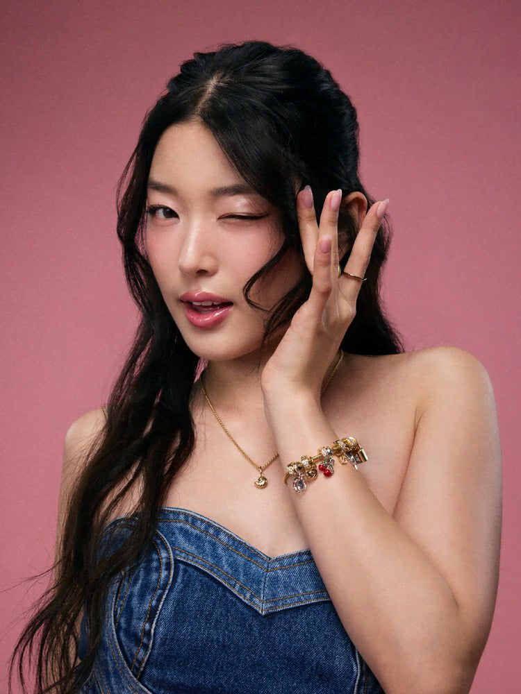 Yoonchae’s Shell Charm Necklace Set