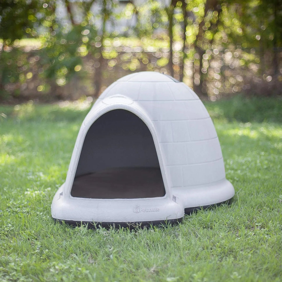 XL All-Weather Igloo Dog House for 90-125 Lb. Dogs