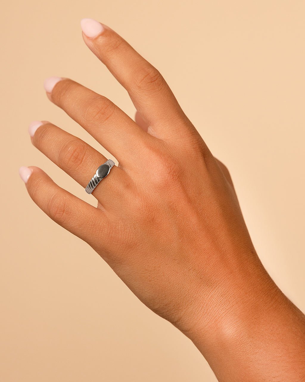 Dixie Ribbed Signet Ring - view 5